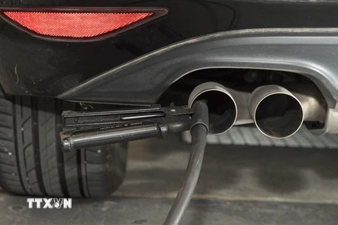 Thiết bị đo độ phát thải được lắp đặt trong ống xả của xe hơi do Tập đoàn Volkswagen sản xuất tại Ludwigsburg, Đức. (Ảnh: AFP/TTXVN)