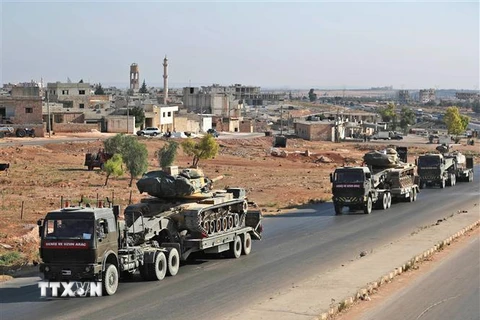 Đoàn xe quân sự của Thổ Nhĩ Kỳ tiến về thị trấn Khan Sheikhoun, tỉnh Idlib, Syria ngày 19/8/2019. (Ảnh: AFP/TTXVN)