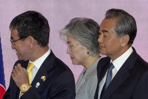 Ngoại trưởng các nước Trung Quốc, Nhật Bản và Hàn Quốc. (Nguồn: AP)