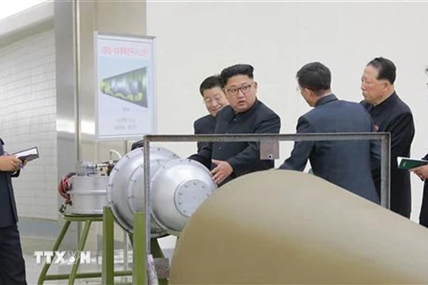 Nhà lãnh đạo Triều Tiên Kim Jong-un (giữa) chỉ đạo một chương trình phát triển hạt nhân tại Bình Nhưỡng ngày 3/9/2017. (Ảnh: Reuters/TTXVN)