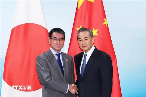 Ngoại trưởng Trung Quốc Vương Nghị (phải) trong cuộc gặp người đồng nhiệm Nhật Bản Kono Taro tại Bắc Kinh ngày 20/8/2019. (Ảnh: THX/TTXVN)