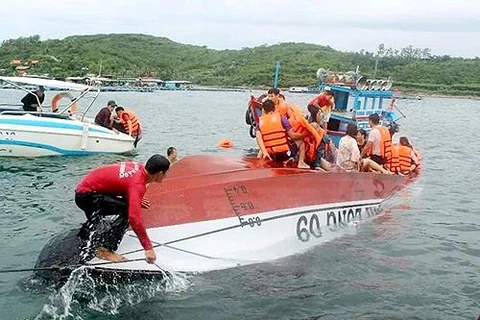 Bà Rịa-Vũng Tàu: Cứu kịp thời 19 khách du lịch trên canô bị lật