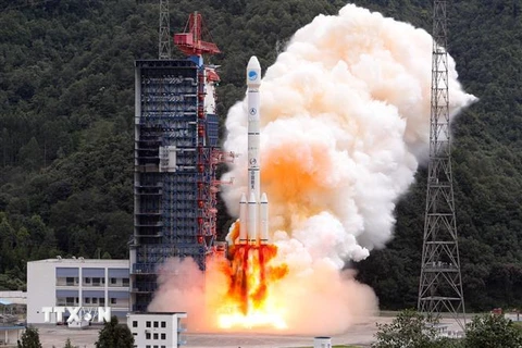 Tên lửa đẩy Trường Chinh 3B mang theo 2 vệ tinh định vị Bắc Đẩu 3 rời bệ phóng ở Trung tâm phóng vệ tinh Tây Xương, tỉnh Tứ Xuyên, Trung Quốc ngày 15/10/2018. (Ảnh: THX/ TTXVN)