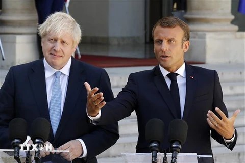 ổng thống Pháp Emmanuel Macron (phải) và Thủ tướng Anh Boris Johnson tại cuộc họp báo ở Paris ngày 22/8/2019. (Ảnh: THX/TTXVN)