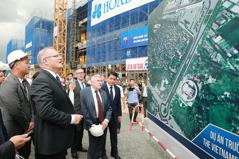 Thủ tướng Australia Scott Morrison tham quan dự án Trường đua công thức 1 Việt Nam. (Ảnh: Lâm Khánh/TTXVN)