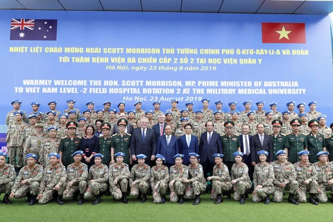 Thủ tướng Nguyễn Xuân Phúc, Thủ tướng Australia Scott Morrison, Phó Thủ tướng Vũ Đức Đam với các chiến sỹ của Bệnh viện dã chiến cấp 2 số 2. (Ảnh: Thống Nhất/TTXVN)