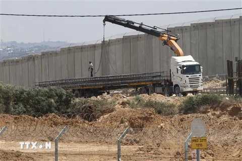 Bức tường ngăn cách biên giới Israel và Dải Gaza ở gần thị trấn Sderot, Israel, ngày 11/7/2019. (Ảnh: THX/ TTXVN)