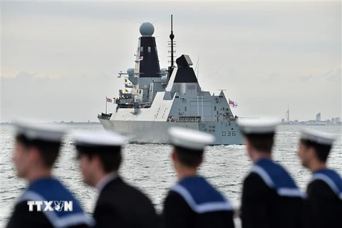 Tàu khu trục HMS Defender tham gia lễ kỷ niệm 75 năm Ngày quân đồng minh đổ bộ D-Day, ở ngoài khơi miền nam nước Anh, ngày 5/6/2019. (Ảnh: AFP/TTXVN)