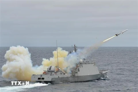 Tên lửa được phóng từ tàu chiến của Hải quân Hàn Quốc trong cuộc tập trận tại quần đảo Dokdo đang tranh chấp, mà phía Nhật Bản cũng tuyên bố chủ quyền và gọi là Takeshima, ngày 20/6/2014. (Ảnh: AFP/TTXVN)