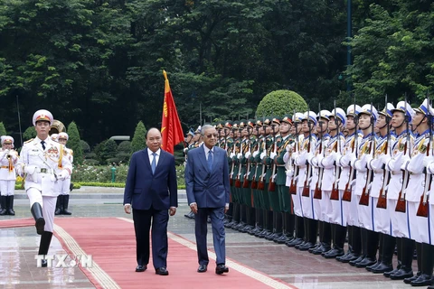 Nhận lời mời của Thủ tướng Nguyễn Xuân Phúc, Thủ tướng Malaysia Mahathir Mohamad thăm chính thức Việt Nam từ ngày 26-28/8. Lễ đón chính thức được tổ chức tại Phủ Chủ tịch sáng 27/8. 