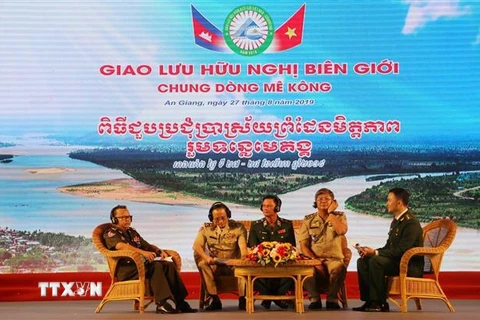 Đại diện lãnh đạo lực lượng bảo vệ biên giới và cửa khẩu Campuchia và Việt Nam giao lưu tại buổi tọa đàm. (Ảnh: Công Mạo/TTXVN)