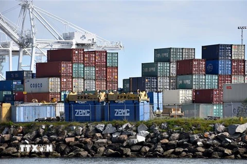 Hàng hóa được xếp tại cảng Long Beach, Los Angeles, Mỹ, ngày 27/2/2019. (Ảnh: THX/ TTXVN)