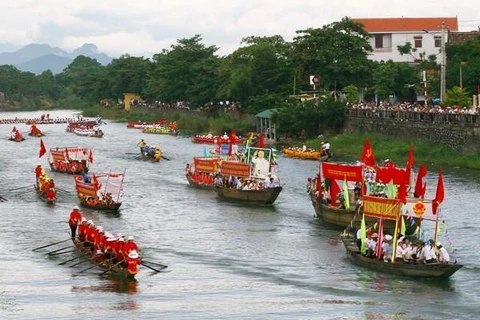 Lễ hội đua thuyền trên sông Kiến Giang. (Ảnh: Hồ Cầu/TTXVN)