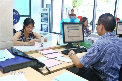 Điểm thu ngân sách Nhà nước tại Ngân hàng TMCP Đầu tư và Phát triển Việt Nam (BIDV) chi nhánh Đồng Hới (Quảng Bình). (Ảnh: Minh Quyết/TTXVN)