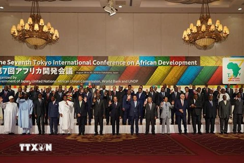 Thủ tướng Nhật Bản Shinzo Abe (giữa, hàng đầu) cùng các nhà lãnh đạo châu Phi chụp ảnh chung tại Hội nghị Quốc tế Tokyo về Phát triển châu Phi (TICAD), tại Yokohama ngày 30/8/2019. (Ảnh: THX/TTXVN)