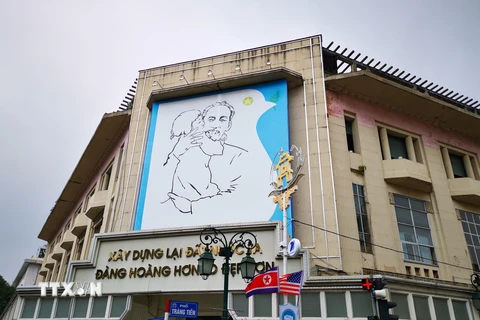 Bức tranh 'Bác Hồ và thiếu nhi' khu vực trước cửa Nhà triển lãm 93 Đinh Tiên Hoàng, Quận Hoàn Kiếm. (Ảnh: Thành Đạt/TTXVN)