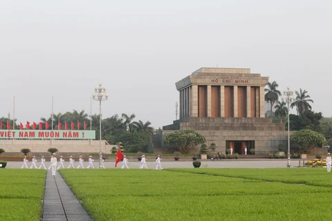 Lễ thượng cờ, chào cờ sáng tại lăng Chủ tịch Hồ Chí Minh. (Ảnh: Anh Tuấn/TTXVN)