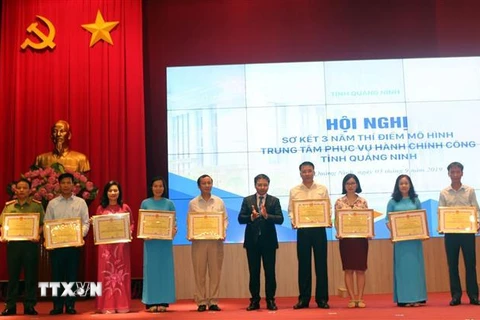 Các cá nhân nhận Bằng khen của UBND tỉnh Quảng Ninh. (Ảnh: Bùi Đức Hiếu/TTXVN)