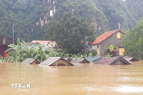 Mưa lũ tại Quảng Bình làm hàng ngàn hộ dân bị chia cắt. (Ảnh Đức Thọ/TTXVN)