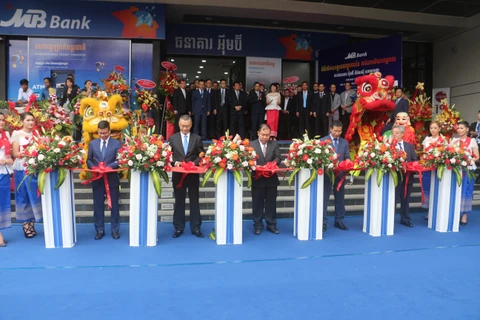 Lễ khai trương, cắt băng khánh thành trụ sở mới và trao giấy phép hoạt động cho chi nhánh mới của Ngân hàng MB Cambodia. (Ảnh: PV/Vietnam+)