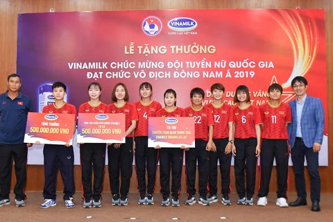 Vinamilk tặng thưởng cho đội tuyển bóng đá nữ Việt Nam. (Nguồn: Vietnam+)
