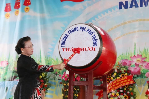 Chủ tịch Quốc hội Nguyễn Thị Kim Ngân đánh trống khai giảng năm học mới tại trường THPT Tháp Mười (Đồng Tháp). (Ảnh: Trọng Đức/TTXVN)