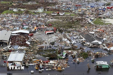 Cảnh tàn phá do siêu bão Dorian đổ bộ Bahamas ngày 3/9/2019. (Ảnh: LA News/TTXVN)