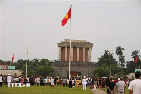 Người dân đứng chào cờ Tổ quốc trên Quảng trường Ba Đình, sáng 2/9/2019. (Ảnh: Văn Nam/TTXVN phát)
