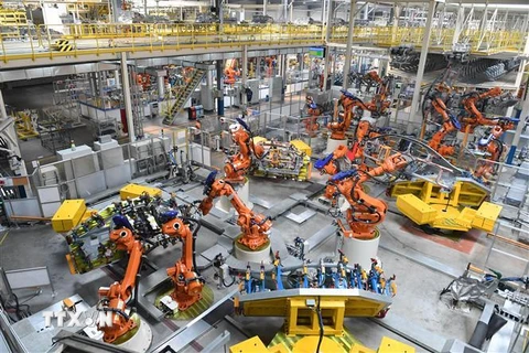 Robot kỹ thuật làm việc tại phân xưởng sản xuất tập đoàn chế tạo ôtô Geely của Trung Quốc ở Lâm Hải, tỉnh Chiết Giang tháng 3/2018. (Ảnh minh họa: THX/TTXVN)