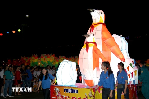 Diễu hành lồng đèn trong Lễ hội rước đèn Trung thu Phan Thiết 2019. (Ảnh: Nguyễn Thanh/TTXVN)