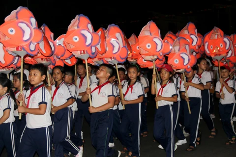 Các em học sinh tham gia rước đèn trong Lễ hội rước đèn Trung thu Phan Thiết 2019. (Ảnh: Nguyễn Thanh/TTXVN)