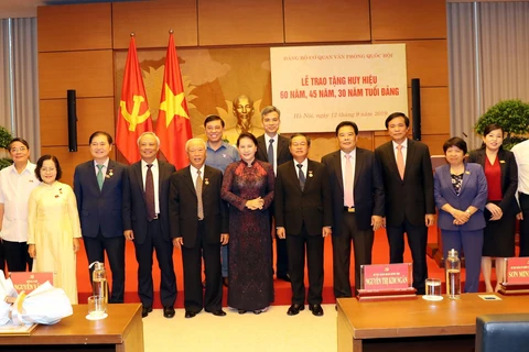 Chủ tịch Quốc hội Nguyễn Thị Kim Ngân và các đại biểu tại lễ trao Huy hiệu Đảng. (Ảnh: Trọng Đức/TTXVN)