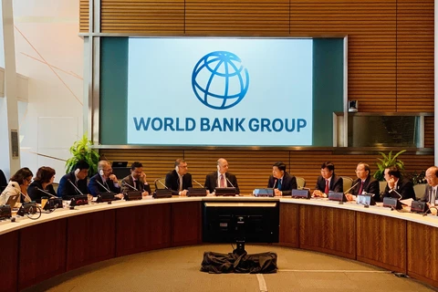 Tổ biên tập Tiểu ban Kinh tế-Xã hội làm việc với các chuyên gia của Ngân hàng thế giới (WB) tại Thủ đô Washington D.C, ngày 10/9/2019. (Ảnh: Đặng Huyền/TTXVN)