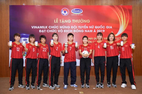 Các nữ cầu thủ trong buổi Lễ Vinamilk tặng thưởng và chúc mừng đội tuyển đạt chức vô địch Đông Nam Á 2019. (Nguồn: Vietnam+)