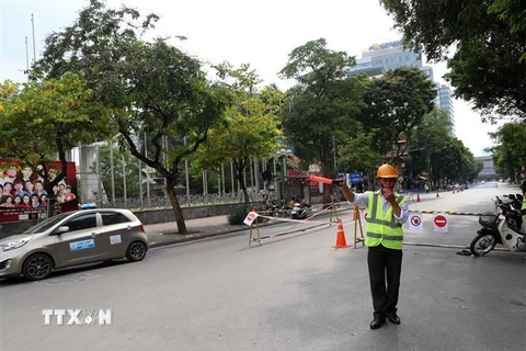 Ngày 23/6, Sở GTVT Hà Nội bắt đầu tiến hành rào chắn 1 đoạn phố Trần Hưng Đạo để thi công ga ngầm cuối cùng trên tuyến đường sắt đô thị Nhổn-ga Hà Nội. (Ảnh: Huy Hùng/TTXVN)