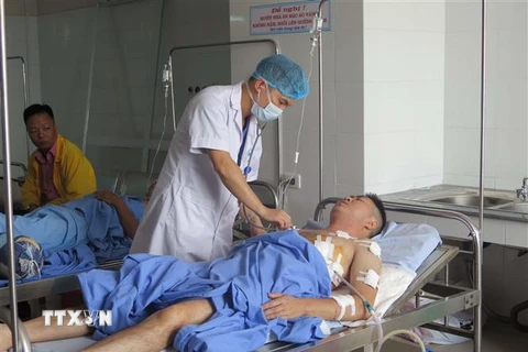 Bệnh nhân Nguyễn Thành Vương đang được điều trị tích cực tại Khoa Ngoại tim mạch lồng ngực, Bệnh viện Trung ương Thái Nguyên. (Ảnh: Thu Hằng-TTXVN)