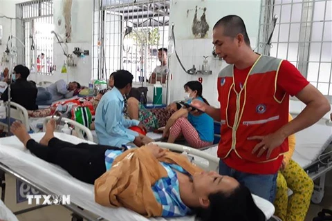 Chị Trần Thị Tuyết Mai được đưa đi cấp cứu tại Bệnh viện đa khoa tỉnh Tây Ninh. (Ảnh: Lê Đức Hoảnh/TTXVN)