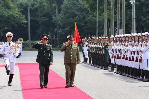 Thượng tướng Phan Văn Giang và Thượng tướng Álvaro López Miera duyệt đội danh dự Quân đội Nhân dân Việt Nam. (Ảnh: Dương Giang/TTXVN)