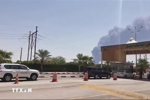 Khói bốc lên từ cơ sở lọc dầu của Aramco ở Abqaiq, Saudi Arabia, sau vụ tấn công ngày 14/9/2019. (Ảnh: AFP/ TTXVN)