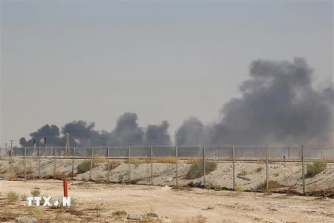 Khói bốc lên từ nhà máy lọc dầu của Aramco ở Abqaiq, Saudi Arabia, sau vụ tấn công ngày 14/9/2019. (Ảnh: AFP/ TTXVN)