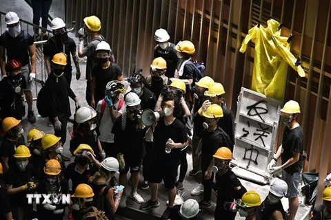 Những người biểu tình quá khích xông vào trụ sở cơ quan lập pháp của đặc khu hành chính Hong Kong (Trung Quốc) ngày 1/7. (Ảnh: AFP/TTXVN)