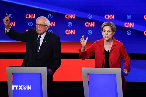 Thượng nghị sĩ độc lập bang Vermont Bernie Sanders (trái) và Thượng nghị sĩ bang Massachusetts Elizabeth Warren trong cuộc tranh luận trực tiếp trên truyền hình của đảng Dân chủ ở Detroit, bang Michigan ngày 31/7/2019. (Ảnh: AFP/TTXVN)