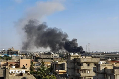  Khói bốc lên sau cuộc không kích của lực lượng Quân đội quốc gia Libya (LNA) tự xưng của Tướng Haftar tại Tajoura, phía Nam Tripoli ngày 29/6/2019. (Ảnh: AFP/TTXVN)