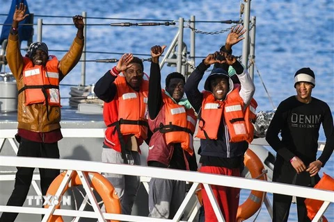 Người di cư tới cảng ở Valletta, Malta, ngày 9/1/2019, sau khi được cứu trên biển. (Ảnh: AFP/ TTXVN)