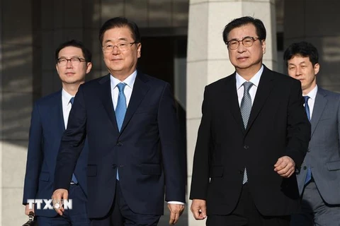 Giám đốc Cơ quan tình báo quốc gia (NIS) Hàn Quốc Suh Hoon (phải, phía trước) tại căn cứ quân sự ở Seongnam, phía nam Seoul ngày 5/9/2018. (Ảnh: AFP/TTXVN)