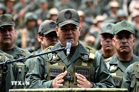 Bộ trưởng Quốc phòng Venezuela Vladimir Padrino phát biểu tại một cuộc họp báo ở Caracas. (Ảnh: AFP/TTXVN)