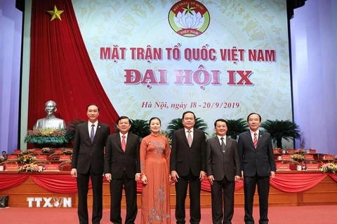 Chủ tịch Ủy ban Trung ương Mặt trận Tổ quốc Việt Nam Trần Thanh Mẫn và các Phó Chủ tịch Ủy ban Trung ương MTTQ Việt Nam khóa IX. (Ảnh: TTXVN)