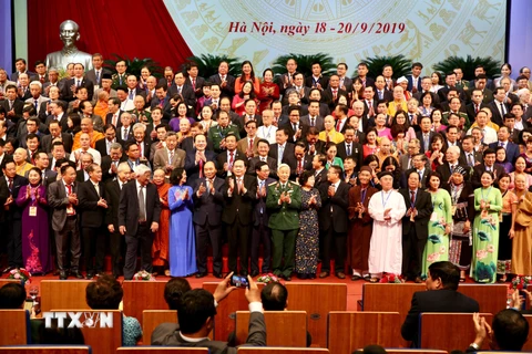 Thủ tướng Nguyễn Xuân Phúc cùng các đồng chí lãnh đạo Đảng, Nhà nước với các Ủy viên Ủy ban Trung ương Mặt trận Tổ quốc Việt Nam khóa IX. (Ảnh: TTXVN) 