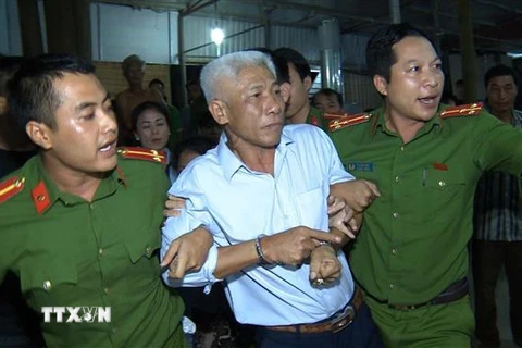Công an tỉnh Thanh Hóa bắt giữ đối tượng Trương Phú Cự. (Ảnh: Trịnh Duy Hưng/TTXVN)