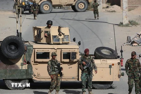Binh sỹ quân đội Afghanistan gác gần hiện trường vụ nổ bom xe bên ngoài căn cứ của lực lượng đặc nhiệm quân đội ở huyện Chahar Asyab, tỉnh Kabul, ngày 12/9/2019. (Ảnh: THX/TTXVN)